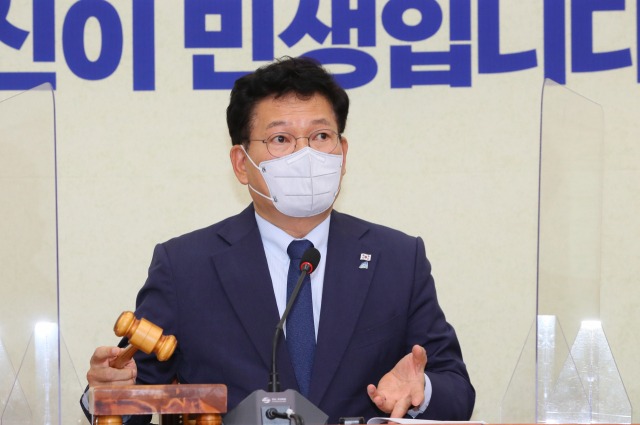 더불어민주당 송영길 대표가 23일 서울 여의도 국회에서 최고위원회의를 준비하며 의사봉을 두드리고 있다. 연합뉴스