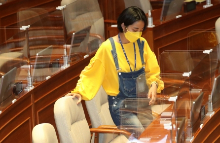 정의당 류호정 의원이 2021년 6월 23일 서울 여의도 국회에서 열린 본회의에 참석하고 있다. 연합뉴스