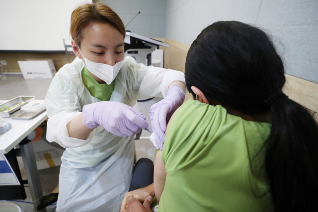 지난달 23일 대구 남구 영남대학교병원에서 30세 미만 의료진이 코로나19 모더나 백신 접종을 받고 있다. 김영진 기자 kyjmaeil@imaeil.com