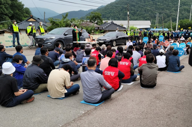 사드 반대 측이 도로를 점거한 채 사드 기지 차량 반입을 저지하고 있다. 독자 제공