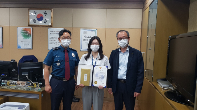 안문기 상주경찰서장이 보이스 피싱 피해를 사전에 막은 상주 농협 직원에게 감사패를 수여한 뒤 기념촬영을 하고 있다. 상주경찰서 제공