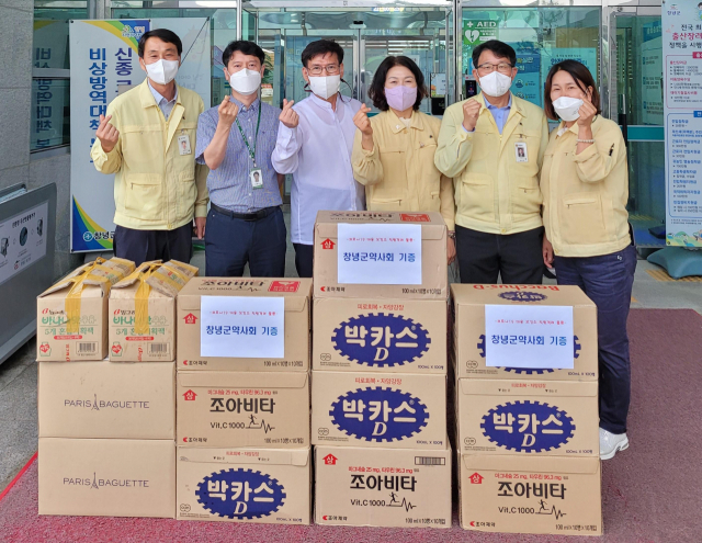 창녕군 약사회가 보건소를 방문해 격려물품을 전달하고 기념촬영을 했다. 창녕군 제공