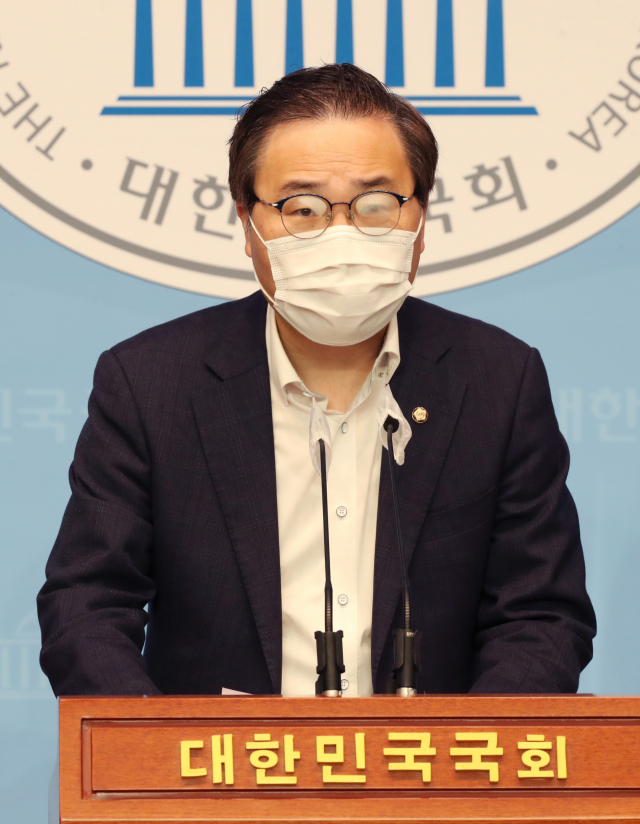 국민의힘 홍석준 의원이 24일 서울 여의도 국회 소통관에서 50인 미만 사업장 주52시간 근무제 강행 관련 반대 입장을 발표하고 있다. 연합뉴스