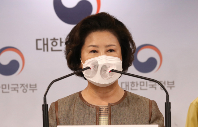 남성희 한국전문대학교육협의회장(대구보건대 총장)이 24일 정부 서울청사에서 교육부의 백신 접종 상황에 연계해 학내 대면활동을 단계적으로 확대하는 방안에 관한 입장을 발표하고 있다. 연합뉴스