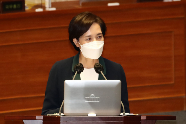 유은혜 부총리 겸 교육부 장관이 24일 서울 여의도 국회 본회의장에서 열린 교육·사회·문화분야 대정부질문에서 답변하고 있다. 연합뉴스