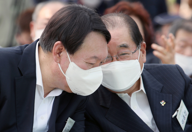 윤석열 전 검찰총장(왼쪽)이 지난 9일 오후 서울 남산예장공원 개장식에서 이종찬 국립대한민국임시정부기념관 건립위원장과 대화하고 있다. 연합뉴스