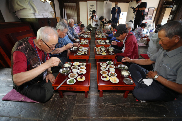24일 석주 이상룡 선생의 생가인 경북 안동시 임청각에서 신종 코로나바이러스 감염증(코로나19) 백신을 접종한 사람들이 양반 밥상을 무료로 체험하고 있다. 이번 행사를 주최한 안동문화지킴이 측은 코로나19 접종자에 대한 특별한 혜택과 체험으로 백신 접종을 홍보하고 코로나19 사태의 빠른 종식을 위해 행사를 준비했다고 밝혔다. 연합뉴스