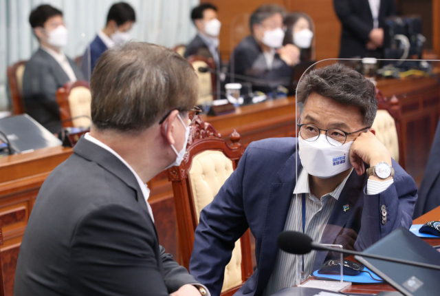 서훈 국가안보실장(왼쪽)과 이철희 정무수석이 22일 오전 청와대에서 열린 국무회의에서 대화하고 있다. 연합뉴스