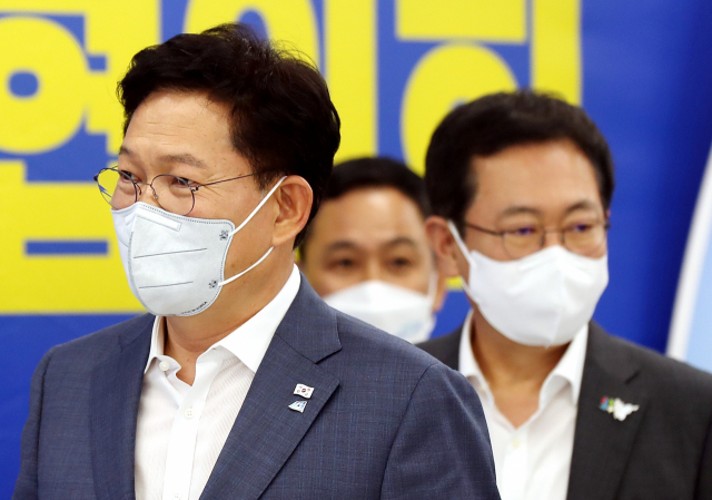 더불어민주당 송영길 대표(왼쪽)와 박남춘 인천시장(오른쪽)이 25일 오후 인천시 연수구 송도국제도시 인천스타트업파크에서 열린 