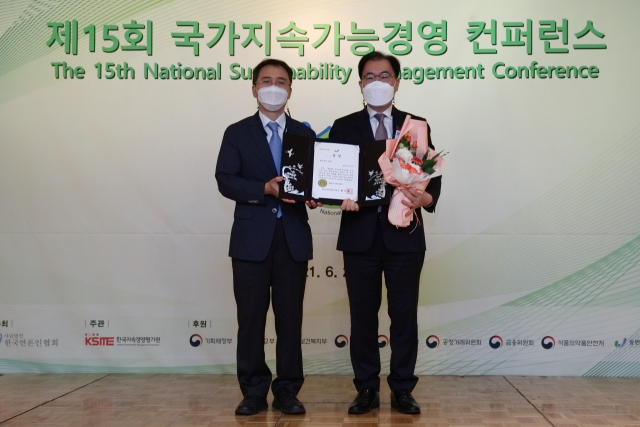 가스공사가 국가지속가능경영 대회에서 2년 연속 동반성장위원회 위원장상을 수상했다. 오른쪽은 이승 가스공사 경영관리부사장. 한국가스공사 제공