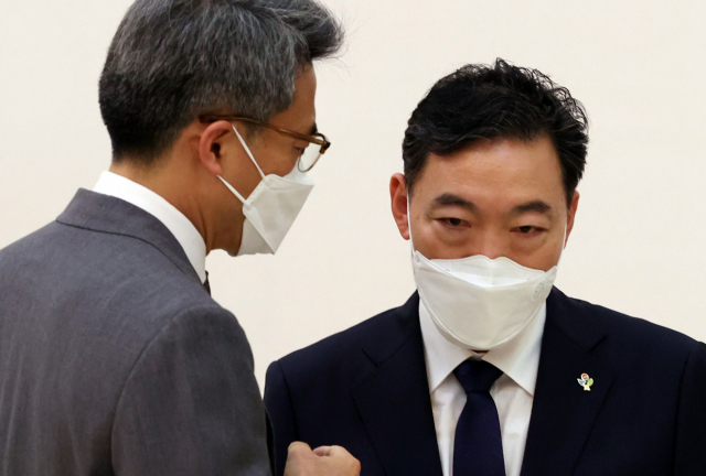 신임 김오수 검찰총장이 1일 오후 청와대에서 열린 임명장 수여식에 참석해 식전 김기표 반부패비서관(왼쪽)과 대화하고 있다. 연합뉴스