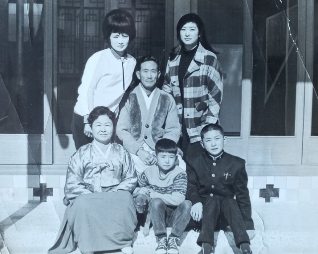 1964년 대구 봉덕동 집에서 찍은 사진. 사진 뒤편 왼쪽부터 시계 방향으로 큰딸, 남편 최명상 씨, 작은딸, 일곱째아들, 막내아들, 허분이 여사