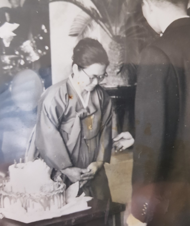 1965년 남편 최명상 씨 회갑연에서 축하객을 향해 인사하고 있는 허분이 여사