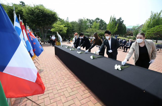계명대가 총학생회 주관으로 6·25 71주년 추념 행사를 가졌다. 참전국 유학생 대표들이 희생자들을 위해 헌화하고 있다. 계명대 제공
