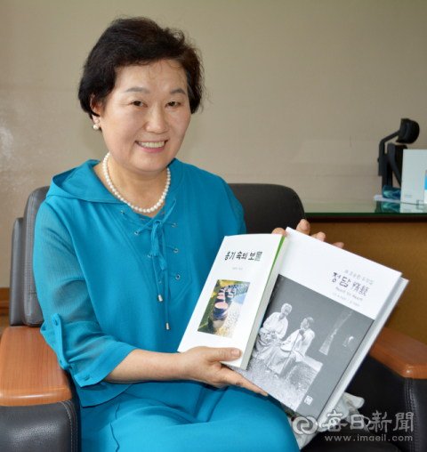 허필현 대구반야월초등학교장이 자신의 수필집 