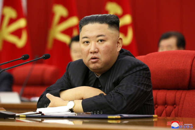 북한 노동당 중앙위원회 제8기 제3차 전원회의가 지난 18일 마무리됐다고 조선중앙통신이 19일 보도했다. 김정은 당 총비서는 이날 당 중앙위원회를 대표해 혁명 앞에 놓인 현 난국을 반드시 헤쳐나가겠다고 선서했다. 연합뉴스