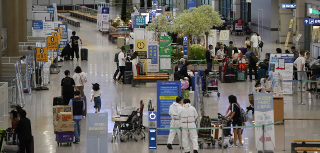 27일 인천국제공항 입국장에서 외국인 등이 대기하고 있다. 전 세계적으로 신종 코로나바이러스 감염증 