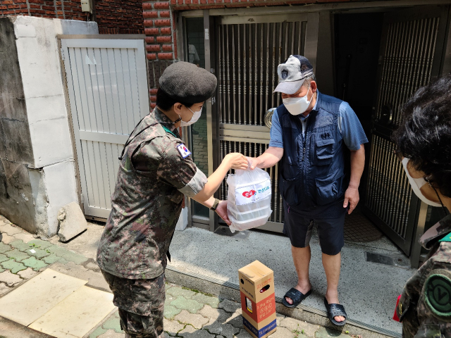 지난 23일 육군 제50보병사단 서구대대 여성예비군 20여 명은 직접 만든 반찬을 참전용사 가정에 전달했다. 육군 제50보병사단 서구대대 제공