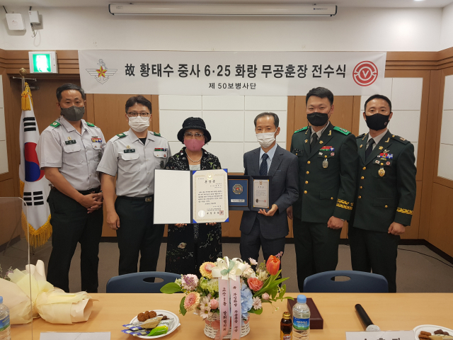 지난 25일 육군 제50보병사단 수성구대대에서 유가족들에게 무공훈장과 감사패를 전달하고 기념촬영 하고 있다. 육군 제50보병사단 제공