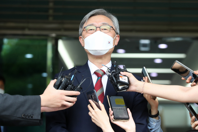야권의 잠재적 대권주자로 거론되는 최재형 감사원장이 28일 오전 서울 종로구 감사원으로 출근하며 취재진에게 감사원장 사퇴 등 거취와 관련해 입장을 밝히고 있다. 연합뉴스
