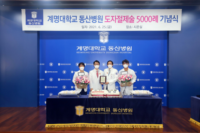 계명대 동산병원 부정맥팀 도자절제술 5천례 기념사진(왼쪽부터 황종민 교수, 한성욱 진료부원장, 이세엽 의료원장, 박형섭 교수). 계명대 동산병원 제공