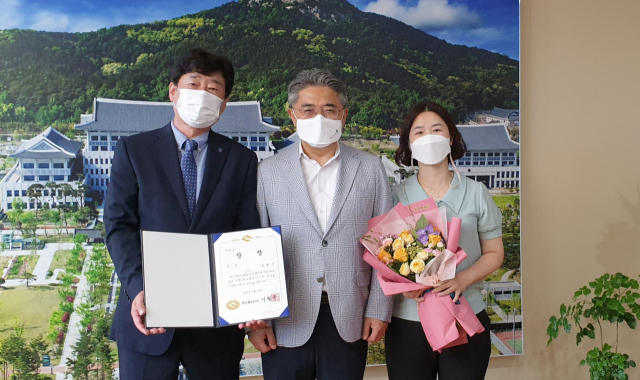우수기관상을 수상한 김기동 봉화군 녹색환경과장(왼쪽)과 강성조 경북도 행정부지사(가운데), 김창미 주무관(오른쪽)이 기념사진을 촬영했다. 봉화군 제공
