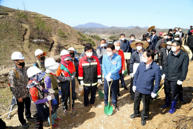 이철우 경북도지사와 권영세 안동시장 등이 지난 4월 식목일을 맞아 안동시 풍천면, 남후면 일대 산불 피해지에서 새생명 나무심기를 하고 있다. 매일신문 D/B