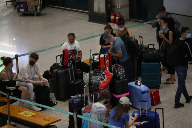 27일 인천국제공항 입국장에서 외국인들이 대기하고 있다. 전 세계적으로 신종 코로나바이러스 감염증 