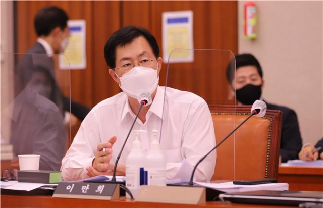 이만희 국민의힘 국회의원이28일 열린 상임위원회 전체회의에서 산림청이 내놓은 탄소중립계획의 문제점을 지적하고 있다. / 사진제공 이만희 의원실