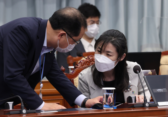 김외숙 인사수석(오른쪽)과 김진국 민정수석이 8일 오전 청와대에서 열린 국무회의에서 대화하고 있다. 연합뉴스