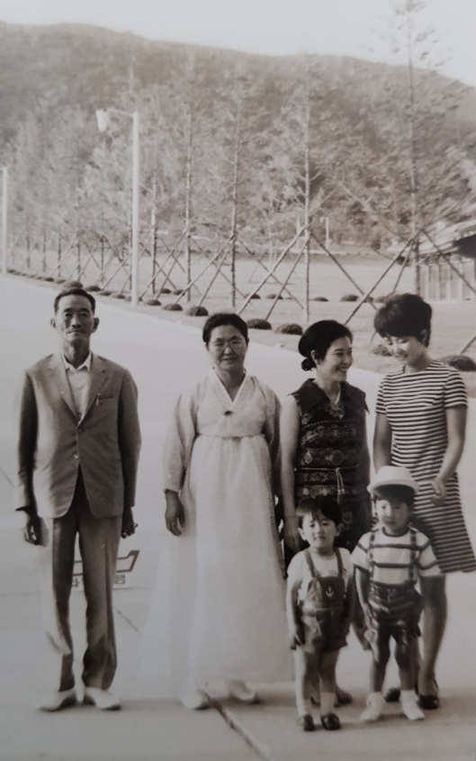 1963년 현충사에서 찍은 사진. 사진 왼쪽부터 남편 최명상 씨, 주인공 분이씨, 큰 며느리, 큰 딸.