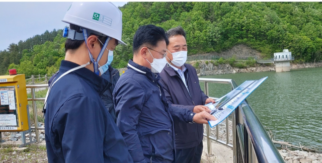 한국농어촌공사 경북지역본부가 이웃돕기 기부금 1천100만원을 전달한 뒤 이철우(맨 오른쪽) 경상북도지사와 기념촬영을 하고 있다. 한국농어촌공사 경북지역본부 제공