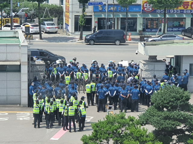 사드 반대 측 60여명이 성주경찰서 앞에서 연행자 석방을 요구하는 집회를 열고 있다. 독자 제공