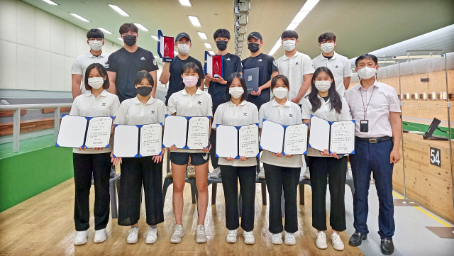 수상을 싹쓸이한 경북전문대 사격선수단이 기념사진을 촬영했다. 경북전문대 제공