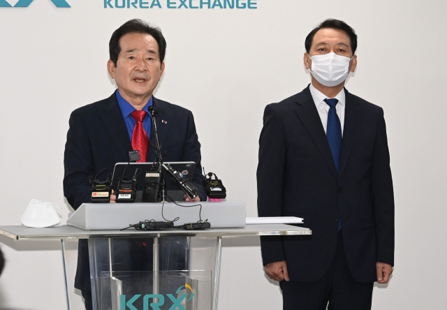 더불어민주당 후보인 정세균 전 국무총리와 이광재 의원이 지난달 28일 오전 서울 영등포구 여의도 한국거래소에서 후보 단일화 기자회견을 하고 있다. 정 전 총리와 이 의원은 이날 한국거래소에 공동 방문한 자리에서