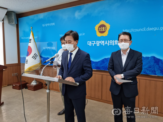 김대진 더불어민주당 대구시당위원장이 29일 대구시의회에서 달빛내륙철도 사업의 제4차 국가철도망계획 반영에 대한 기자회견을 하고 있다. 김근우 기자 gnu@imaeil.com