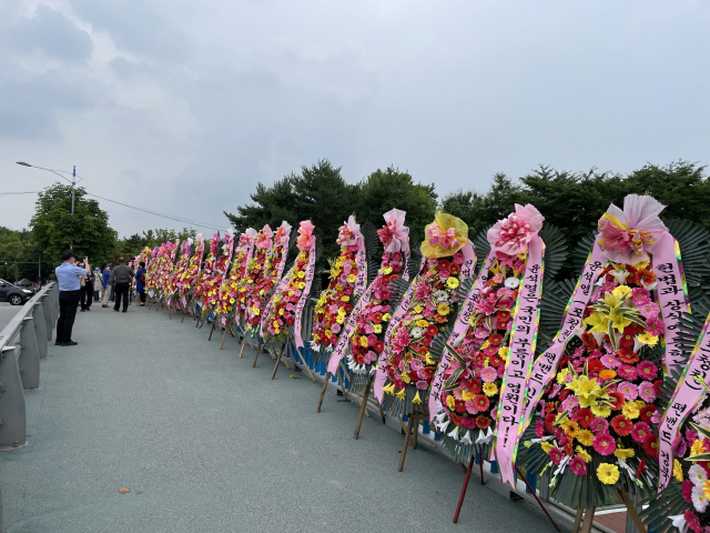 윤석열 전 검찰총장이 29일 대권 도전을 공식 선언한 서울 서초구 매헌 윤봉길 의사 기념관 앞에 화환 100여개 늘어서있다. 김병훈 기자