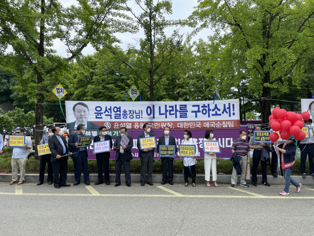 윤석열 전 검찰총장이 29일 대권 도전을 공식 선언한 서울 서초구 매헌 윤봉길 의사 기념관 앞에서 지지자들이 현수막을 내걸고 피켓을 들어보이고 있다. 김병훈 기자