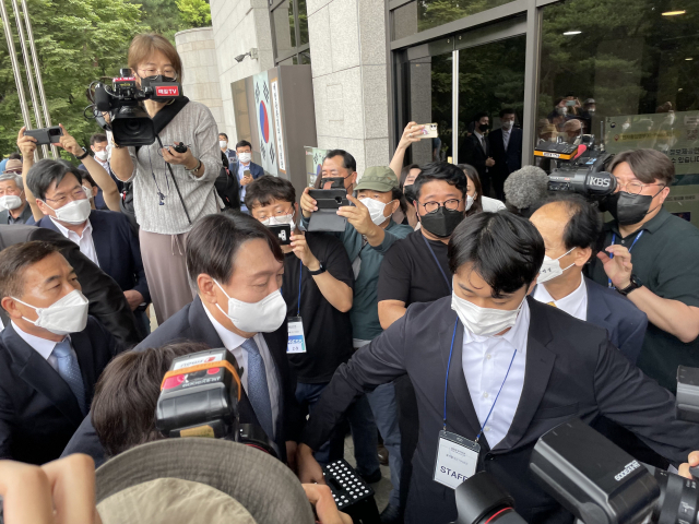 윤석열 전 검찰총장이 29일 대권 도전을 선언하기 위해 서울 서초구 매헌 윤봉길 의사 기념관에 입장하고 있다. 김병훈 기자