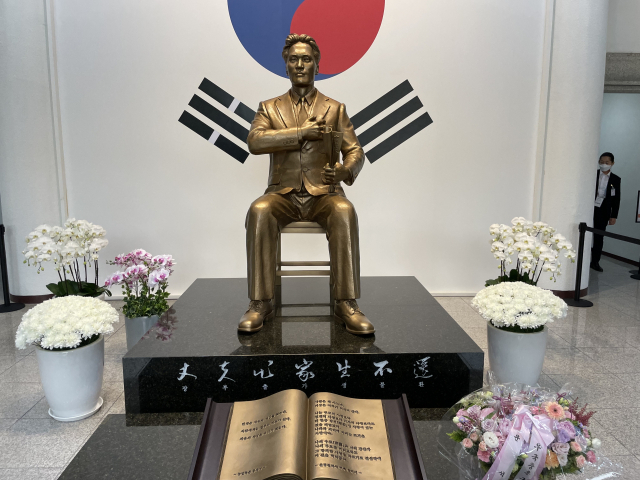 윤석열 전 검찰총장이 29일 대권 도전을 공식 선언한 서울 서초구 매헌 윤봉길 의사 기념관 1층 로비. 우측 하단에 윤 전 총장이 가져다 놓은 꽃바구니가 보인다. 김병훈 기자