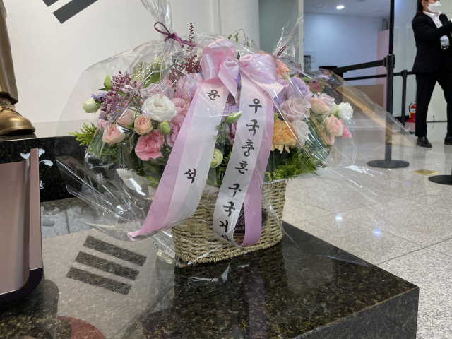 윤석열 전 검찰총장은 29일 대권 도전 선언에 앞서 윤봉길 의사 동상 앞에