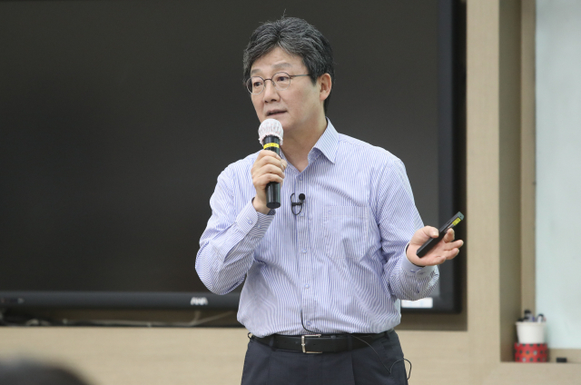 국민의힘 유승민 전 의원이 31일 오후 경북 경산시 영남대학교에서 특강을 하고 있다. 이날 특강은 영남대학교 정치외교학과 학생회 초청으로 열렸으며 유 전 의원은 