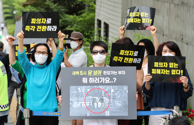 7일 오전 서울 서초구 서초경찰서 앞에서 반포한강사건 진실을 찾는 사람들(반진사) 회원들이 손 씨 사건에 대한 전면 재조사와 동석자 A씨에 대한 피의자 전환을 주장하는 기자회견을 하고 있다. 회견 참석자들은 한강공원 사건 전면 재조사 요구와 동석했던 A씨에 대한 피의자 전환을 주장하며 관련 내용이 담긴 탄원서를 서초서에 제출했다. 연합뉴스