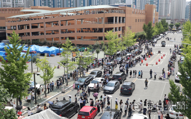 지난 29일 대구 이마트 월배점에서 코로나19 확진자가 다수 발생한 가운데 임시선별검사소가 마련된 이마트 주차장이 코로나19 진단검사를 받기 위해 몰려든 시민들로 인해 북새통을 이루고 있다. 성일권 기자 sungig@imaeil.com