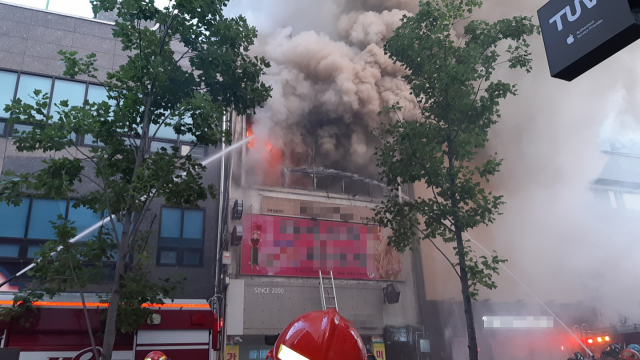 29일 오전 울산시 중구 성남동 한 상가 건물에서 불이 나 소방당국이 진화 작업을 벌이고 있다. 이 불로 소방관 4명 등 6명이 부상을 입어 병원으로 이송돼 치료를 받고 있다. 연합뉴스