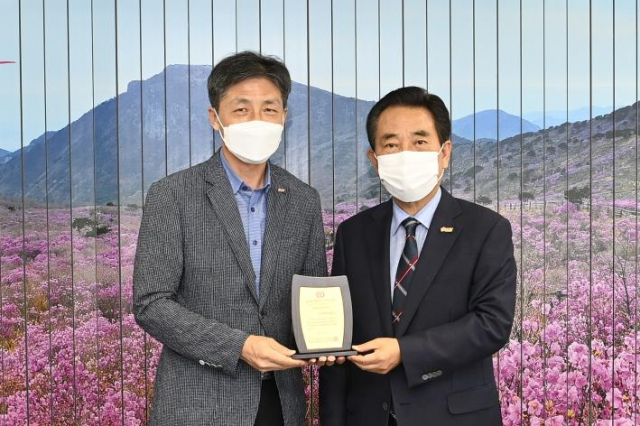 김문오(오른쪽) 달성군수가 제1회 대한민국 캠핑대전 최우수 부스운영상을 전수받고 있다. 달성군 제공