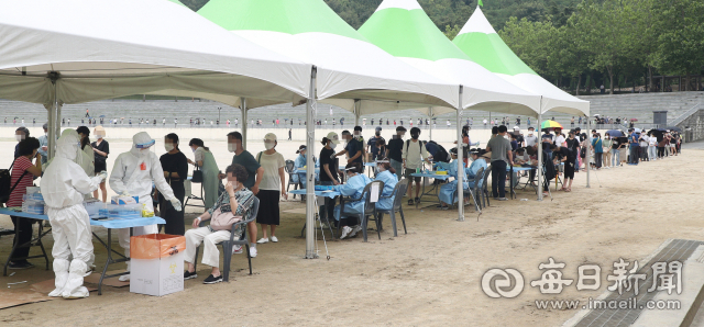 대구 이마트 월배점 코로나19 집단감염 발생으로 추가 확산 우려가 커지고 있는 가운데 30일 대구 두류공원야구장 임시선별진료소를 찾은 많은 시민들이 코로나19 검사를 받기 위해 길게 줄지어 기다리고 있다. 성일권 기자 sungig@imaeil.com