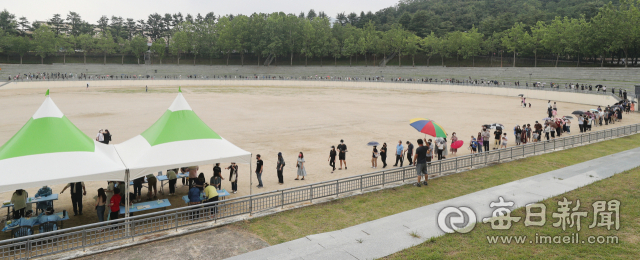 대구 이마트 월배점 코로나19 집단감염 발생으로 추가 확산 우려가 커지고 있는 가운데 30일 대구 두류공원야구장 임시선별진료소를 찾은 많은 시민들이 코로나19 검사를 받기 위해 길게 줄지어 기다리고 있다. 성일권 기자 sungig@imaeil.com