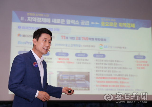 이강덕 포항시장이 민선 7시 3주년을 맞아 포항의 발전방향에 대한 기자 브리핑을 하고 있다. 포항시 제공