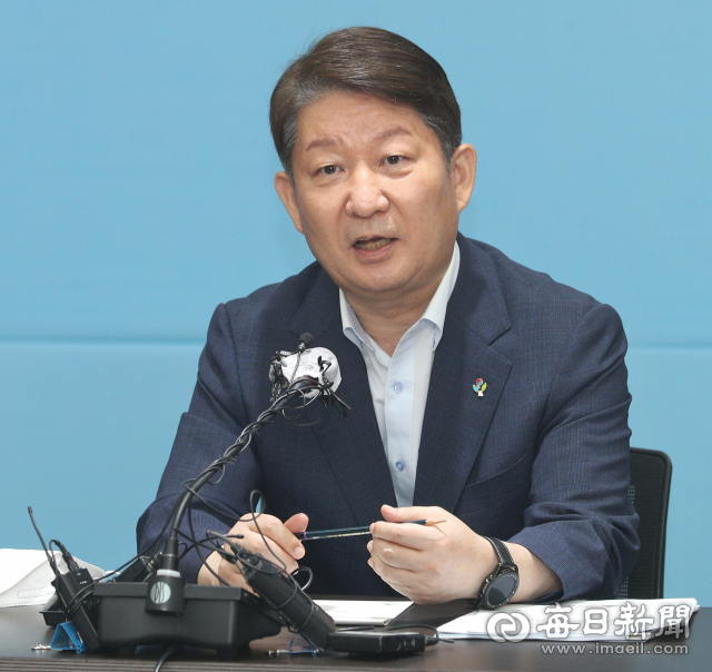 권영진 대구시장이 30일 대구시청에서 민선 7기 취임 3주년 기자간담회를 하고 있다. 성일권 기자 sungig@imaeil.com